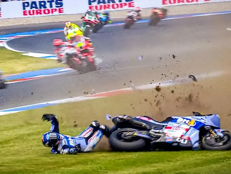MotoGP: O momento da queda aparatosa de Alex Márquez em plena reta interior