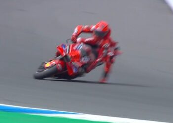 MotoGP: Queda violenta de Marc Márquez durante o FP1 em Assen