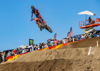 AMA Pro Motocross: Jett Lawrence volta a dominar no intenso calor na Califórnia