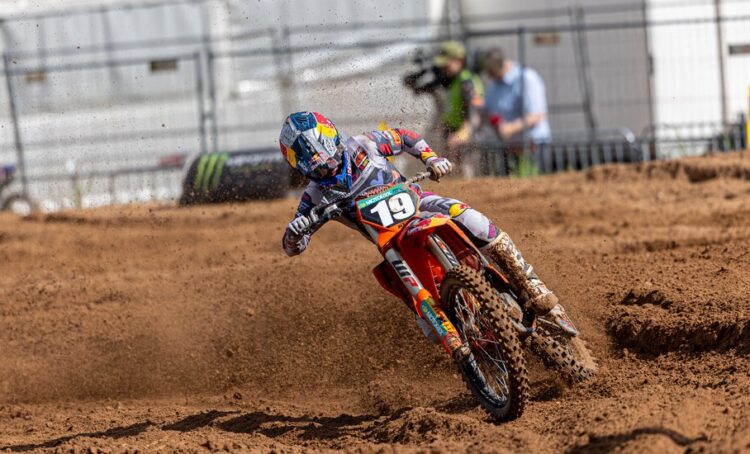 MX2, Letónia: Sacha Coenen vence, líder do mundial caí