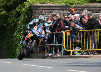 Tourist Trophy: Michael Dunlop soma e segue nas Supersport