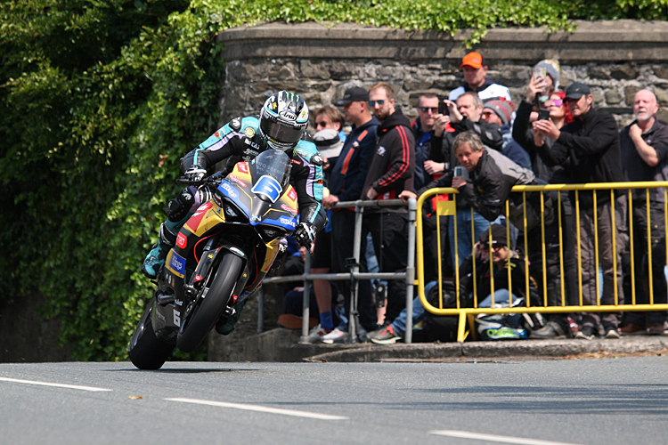 Tourist Trophy: Michael Dunlop soma e segue nas Supersport