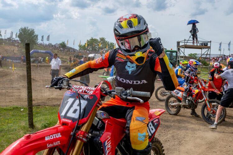 MX2: Valerio Lata vence corrida de qualificação