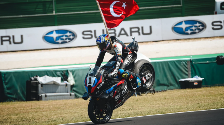 WSBK, Misano Superpole Race: Bassani derruba Bulega, Toprak agradece e vence