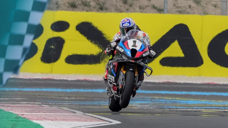 WSBK: Primeiro o caos, depois o triunfo de Razgatlioglu