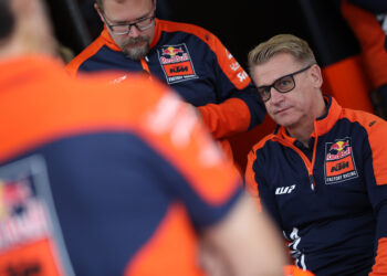 MotoGP: KTM dá voto de confiança a dois pilotos na “corda bamba”