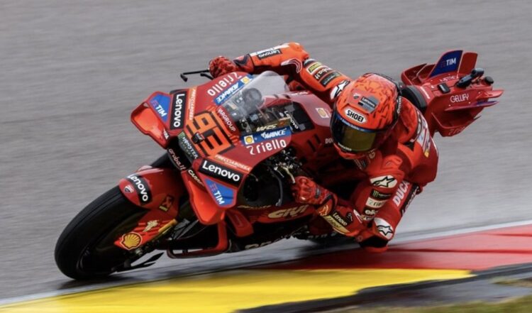 MotoGP, Sachsenring: Marc Márquez tira vitória a Bezzecchi na última volta