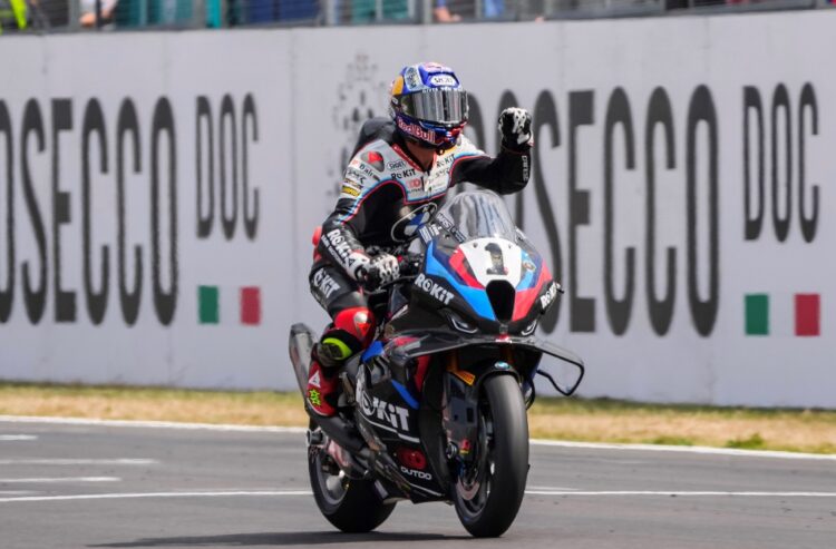 WSBK: Hat-trick de Razgatlioglu em Donington e liderança do campeonato