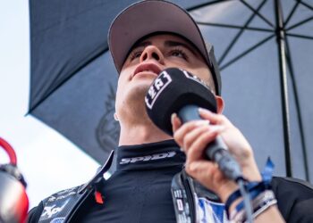 MotoGP: Moto2, Manuel González travado por uma pedra no radiador