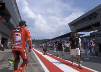 MotoGP: O momento de “tensão” entre Marc Márquez e Valentino Rossi
