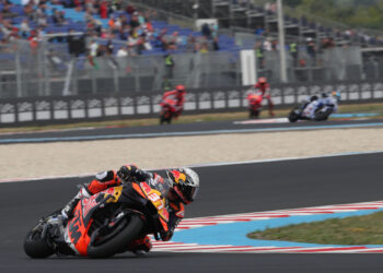 MotoGP: Pedro Acosta impõe o ritmo e lidera primeiro dia na Hungria