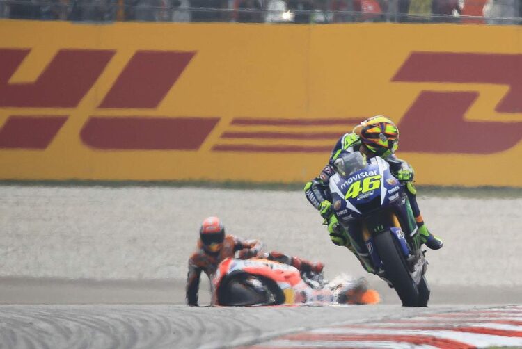 MotoGP: Rossi vs Marc Márquez em 2015 “Houve um pontapé”