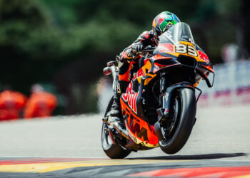 MotoGP, Barcelona- Binder lidera Acosta, KTM dita o ritmo