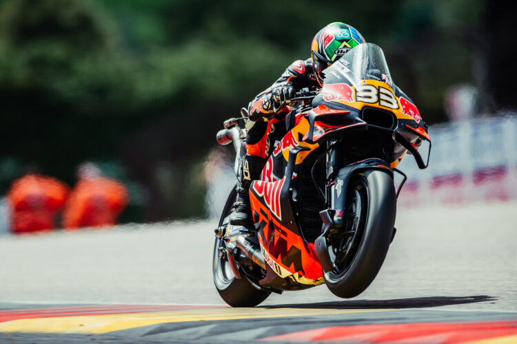 MotoGP, Barcelona- Binder lidera Acosta, KTM dita o ritmo