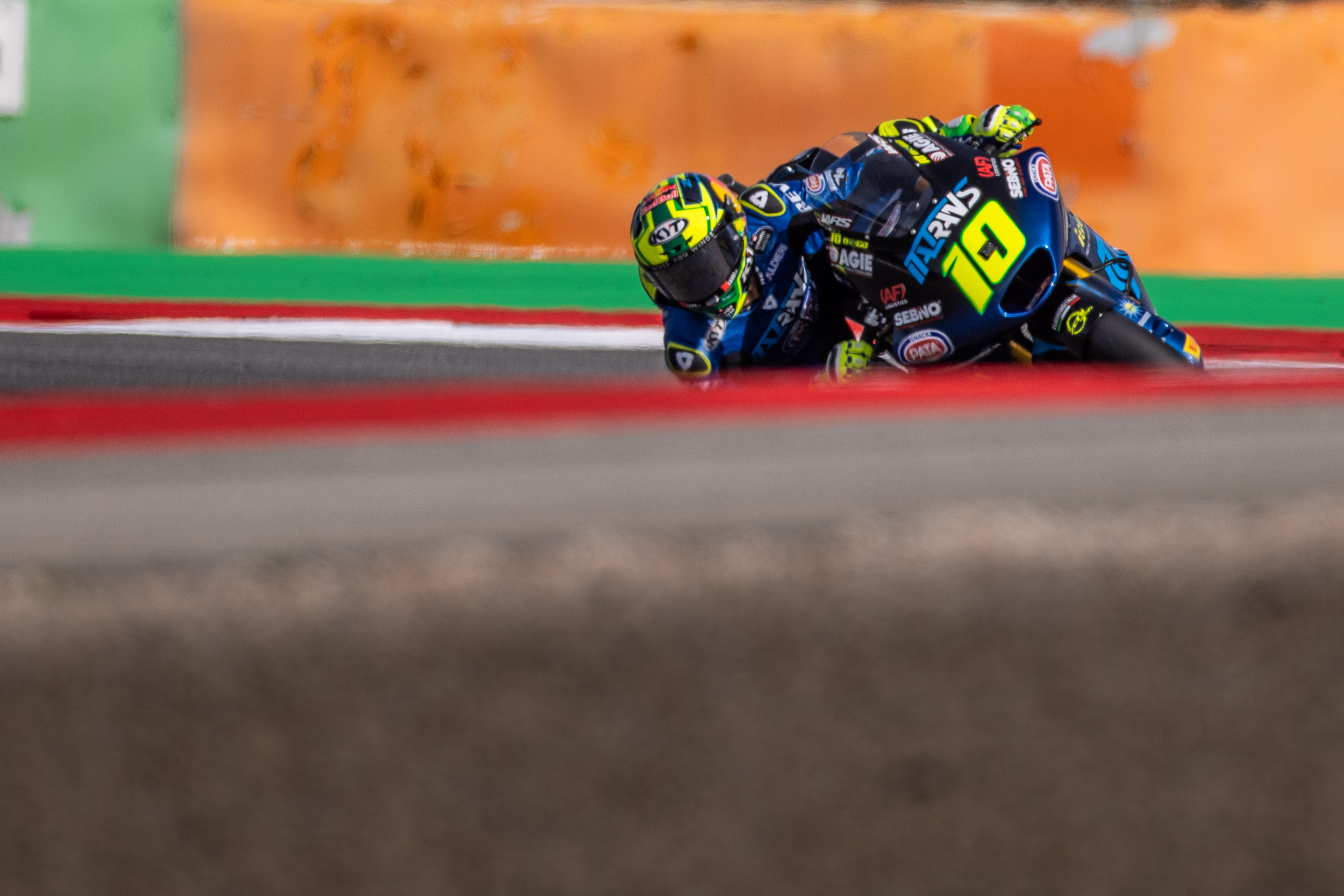 MotoGP: Moto2, Diogo Moreira ‘um pouco nervoso’ mas com ‘um pé’ no título thumbnail