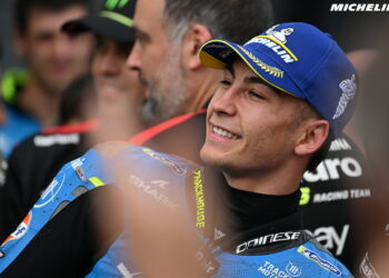 MotoGP: Raul Fernandez transportado para o hospital depois de queda na curva 1