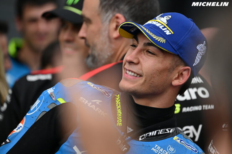 MotoGP: Raul Fernandez transportado para o hospital depois de queda na curva 1