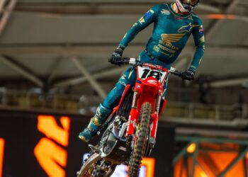 Supercross: Jett Lawrence dominou corrida em Melbourne depois do desastre em Paris