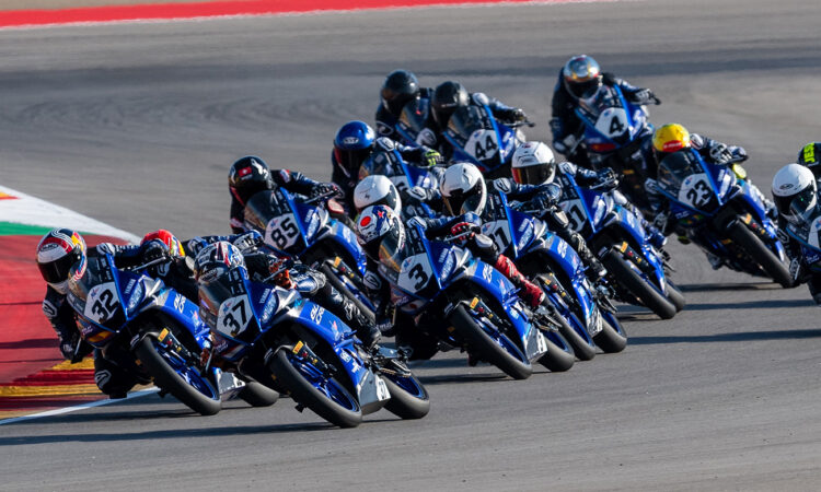 Taça Yamaha R3 BLU CRU enche rapidamente