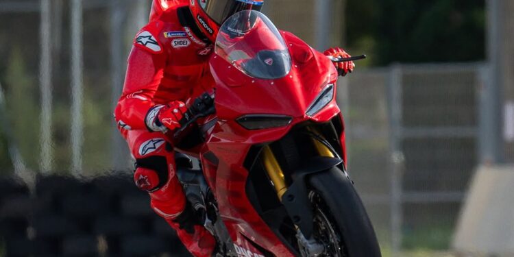 MotoGP: Marc Márquez de regresso ao asfalto com a Panigale V2