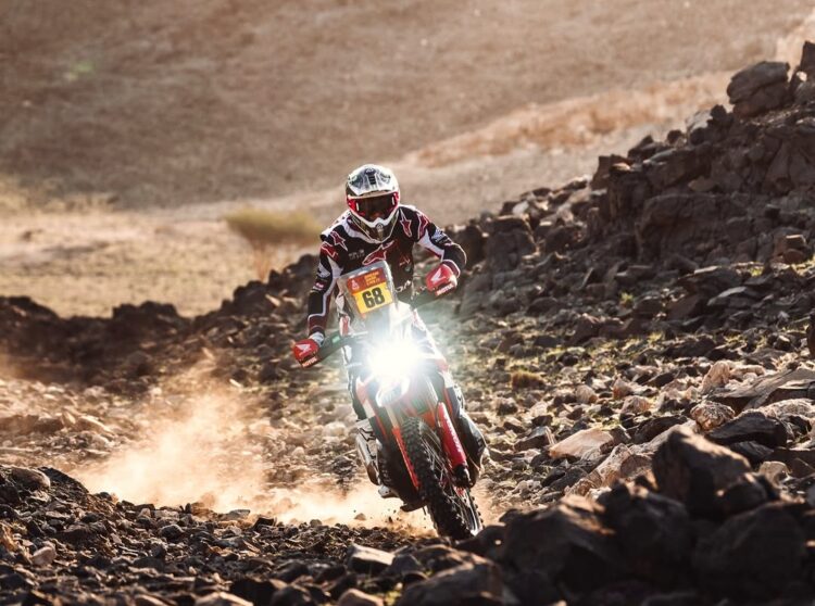 Dakar 2026: Tosha Schareina vence etapa 3 com ‘dobradinha’ da Honda