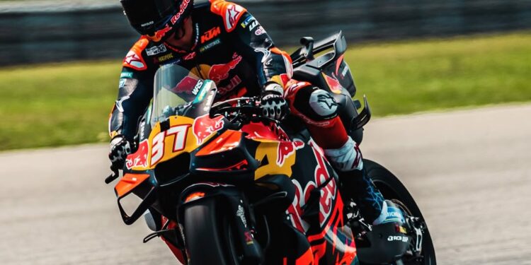 MotoGP: Luta entre titãs! Acosta bate Marc Márquez e vence pela primeira vez a Sprint em Buriram