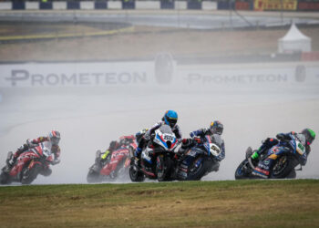 WSBK – Chuva não afeta Bulega a caminho de três vitórias, com Oliveira 7º