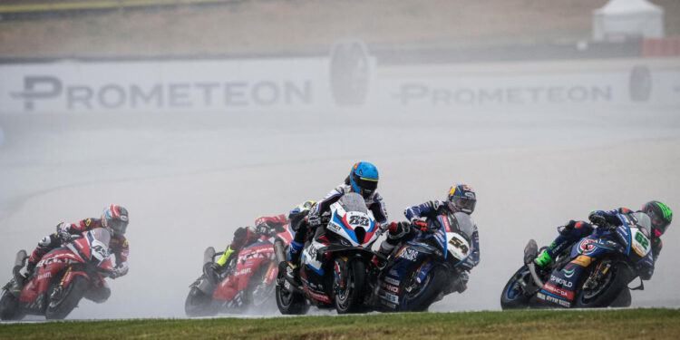WSBK – Chuva não afeta Bulega a caminho de três vitórias, com Oliveira 7º