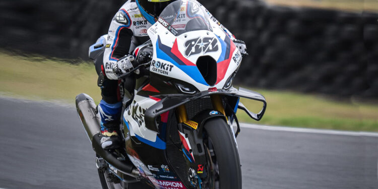 WSBK – Chuva não afeta Bulega a caminho de três vitórias