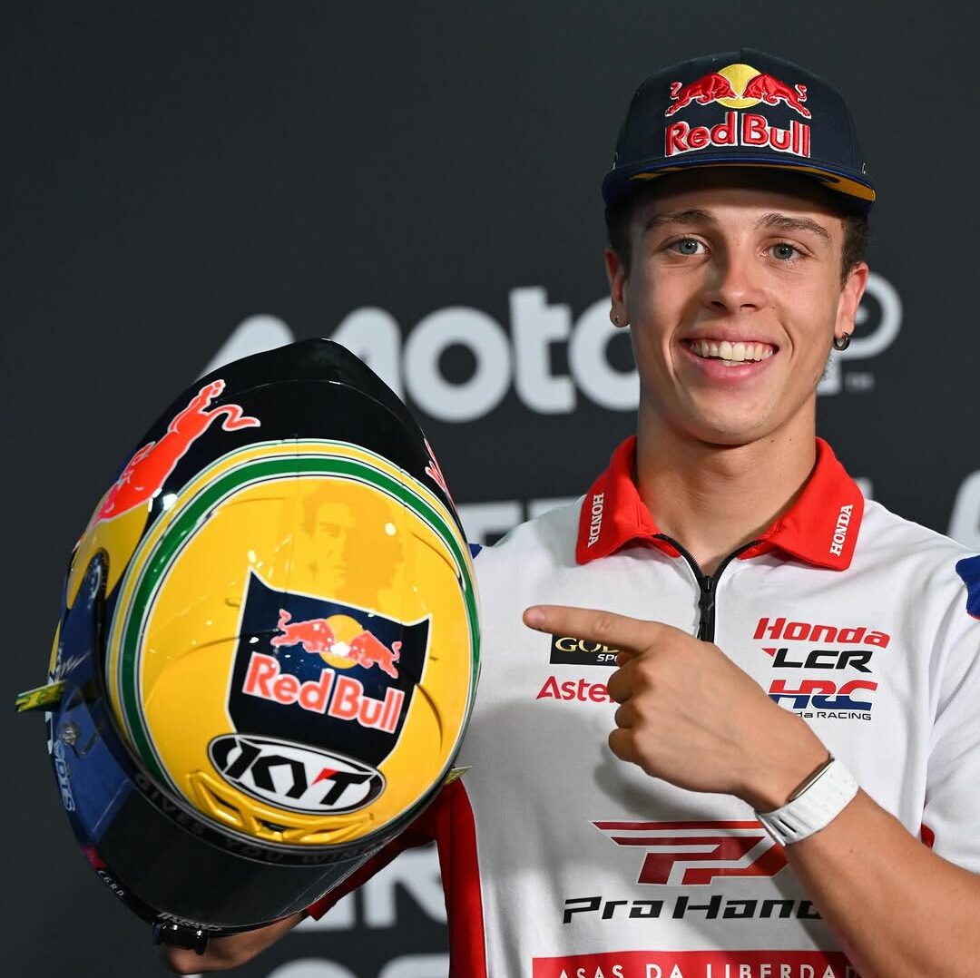 MotoGP: Diogo Moreira com decoração especial no capacete em homenagem a Ayrton Senna thumbnail