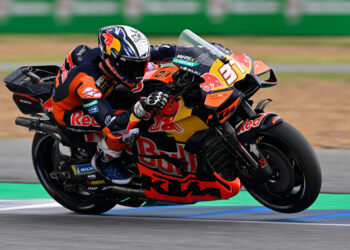 MotoGP: Pedro Acosta lidera FP1 no Brasil numa sessão com pista molhada