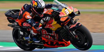 MotoGP: Pedro Acosta lidera FP1 no Brasil numa sessão com pista molhada