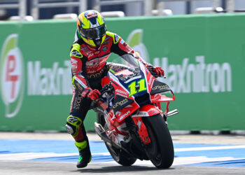 MotoGP: Diogo Moreira pediu emprestado as luvas de Marc Márquez na sua estreia