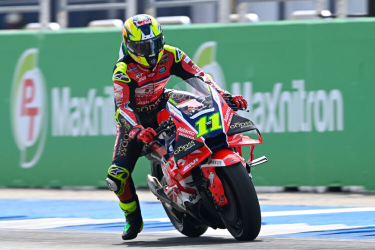 MotoGP: Diogo Moreira pediu emprestado as luvas de Marc Márquez na sua estreia