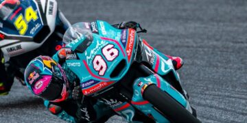 MotoGP: Moto2, Daniel Holgado vence em Buriram numa corrida de loucos