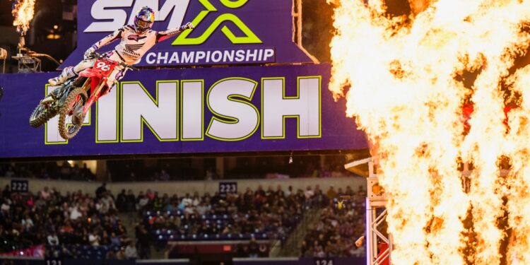 AMA Supercross: Hunter Lawrence vence em Indianapolis e amplia vantagem sobre Tomac