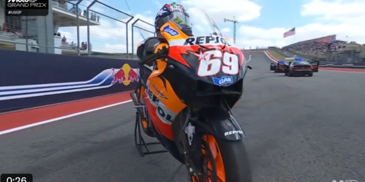 MotoGP: Icónico! Marc Márquez com gesto que vale mais que mil palavras em homenagem a Nicky Hayden