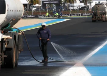 MotoGP: Veja as imagens da operação de limpeza ao asfalto do circuito de Goiâna