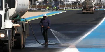 MotoGP: Veja as imagens da operação de limpeza ao asfalto do circuito de Goiâna