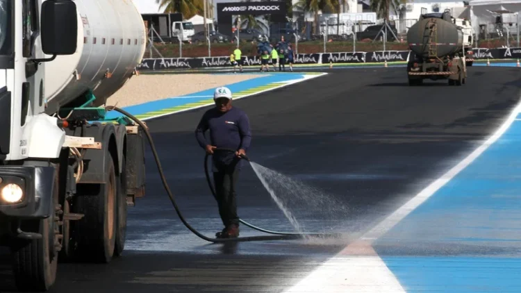 MotoGP: Veja as imagens da operação de limpeza ao asfalto do circuito de Goiâna