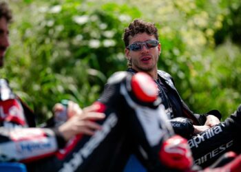 MotoGP: Bezzecchi brinca com “muro” na box da Aprilia perante ameaça crescente de Martín
