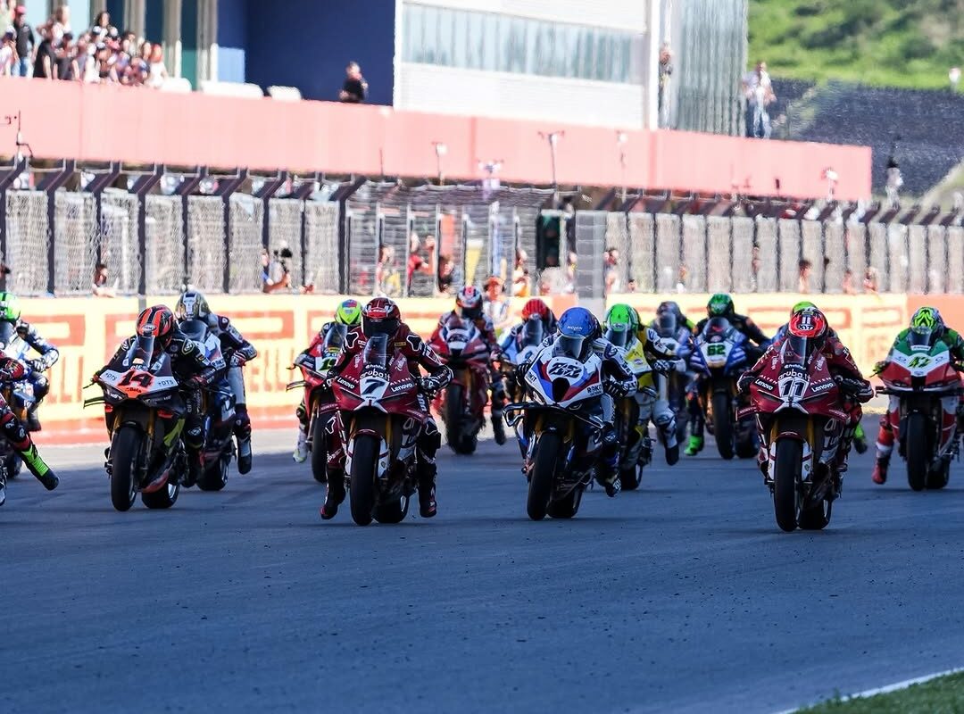 WSBK: Bulega brilha, enquanto rivais como Miguel Oliveira ganham força thumbnail