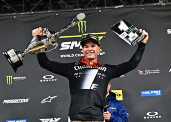 AMA Supercross: Cole Davies conquista título 250SMX após corrida caótica