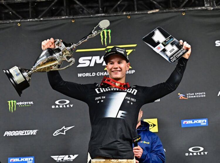 AMA Supercross: Cole Davies conquista título 250SMX após corrida caótica