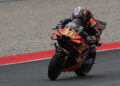 MotoGP: Acosta surpreende e conquista pole; Bezzecchi cai e arranca de P12 na Catalunha