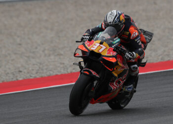 MotoGP: Acosta surpreende e conquista pole; Bezzecchi cai e arranca de P12 na Catalunha
