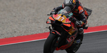 MotoGP: Acosta surpreende e conquista pole; Bezzecchi cai e arranca de P12 na Catalunha