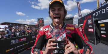 WSBK: Nicolò Bulega continua o domínio esmagador e vence a Superpole Race em Most