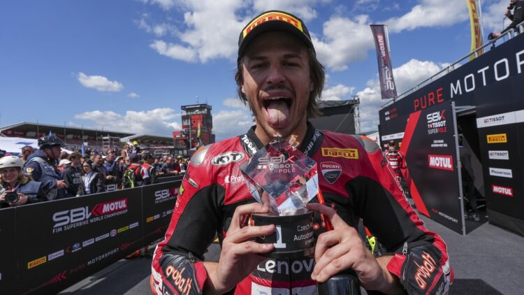 WSBK: Nicolò Bulega continua o domínio esmagador e vence a Superpole Race em Most