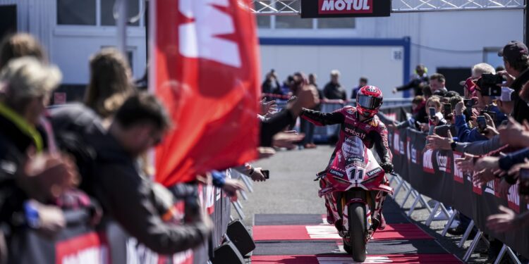 WSBK: Lecuona ainda liderou mas foi Bulega que venceu a corrida 1 em Most